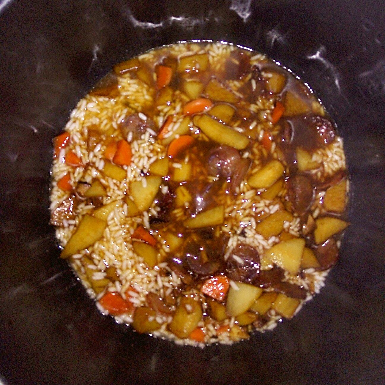 土豆胡蘿蔔臘腸燜飯的做法 步骤2
