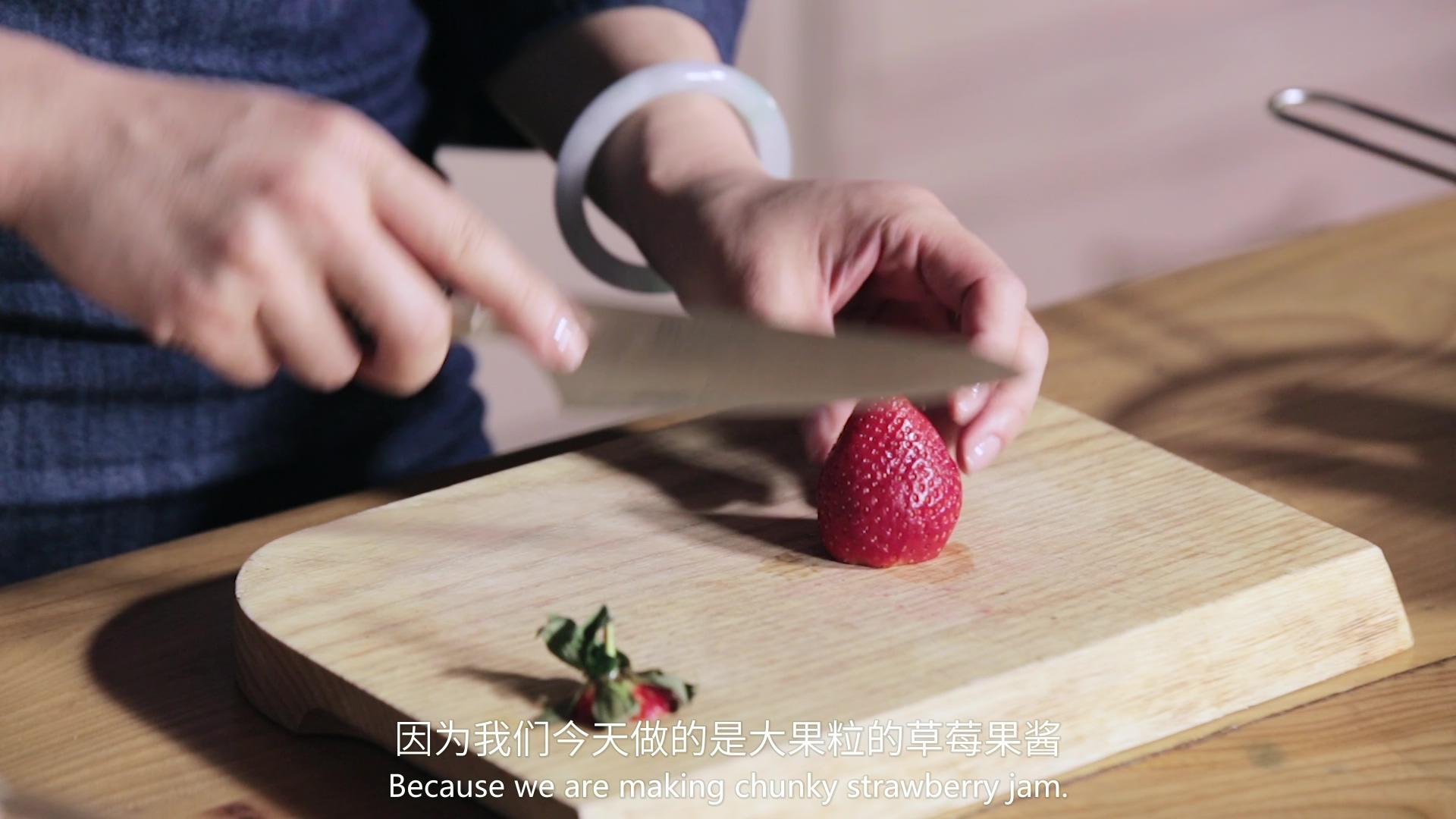 【曼達小館】下午茶系列：超大大大顆的草莓果醬的做法 步骤1