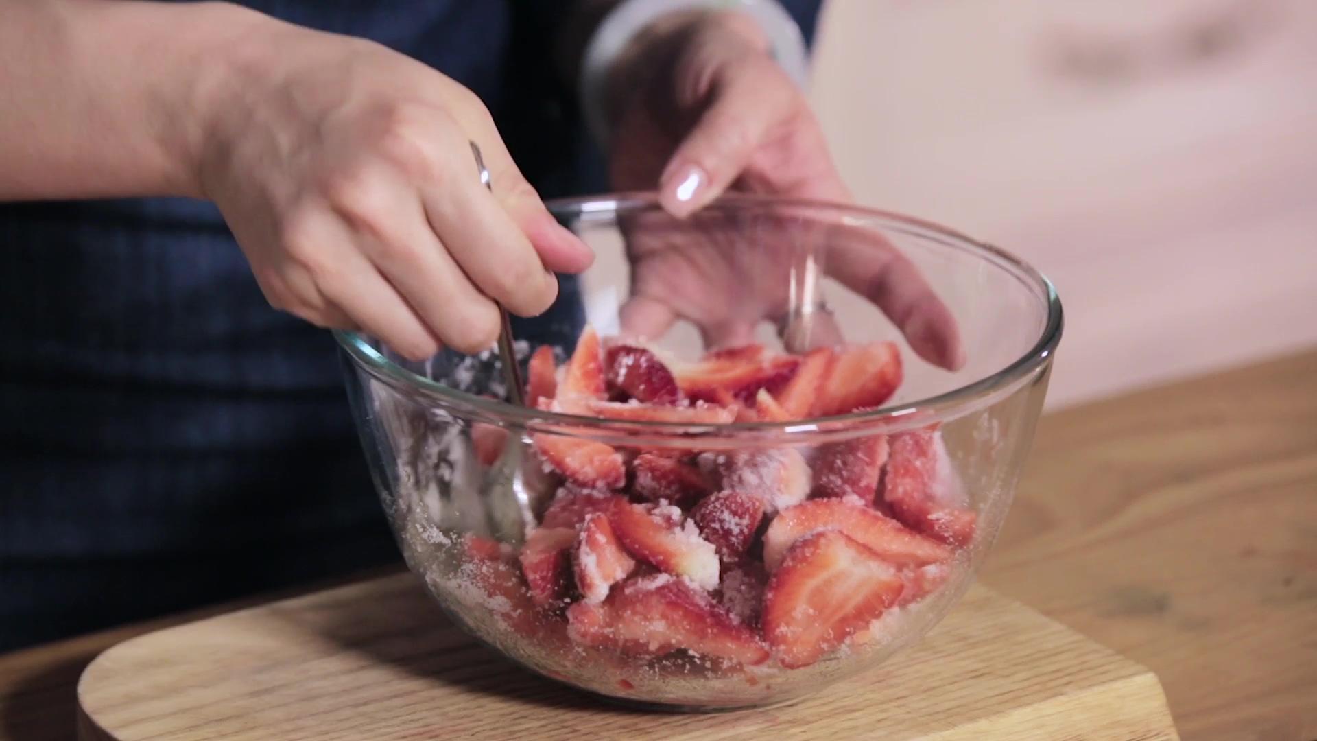 【曼達小館】下午茶系列：超大大大顆的草莓果醬的做法 步骤2