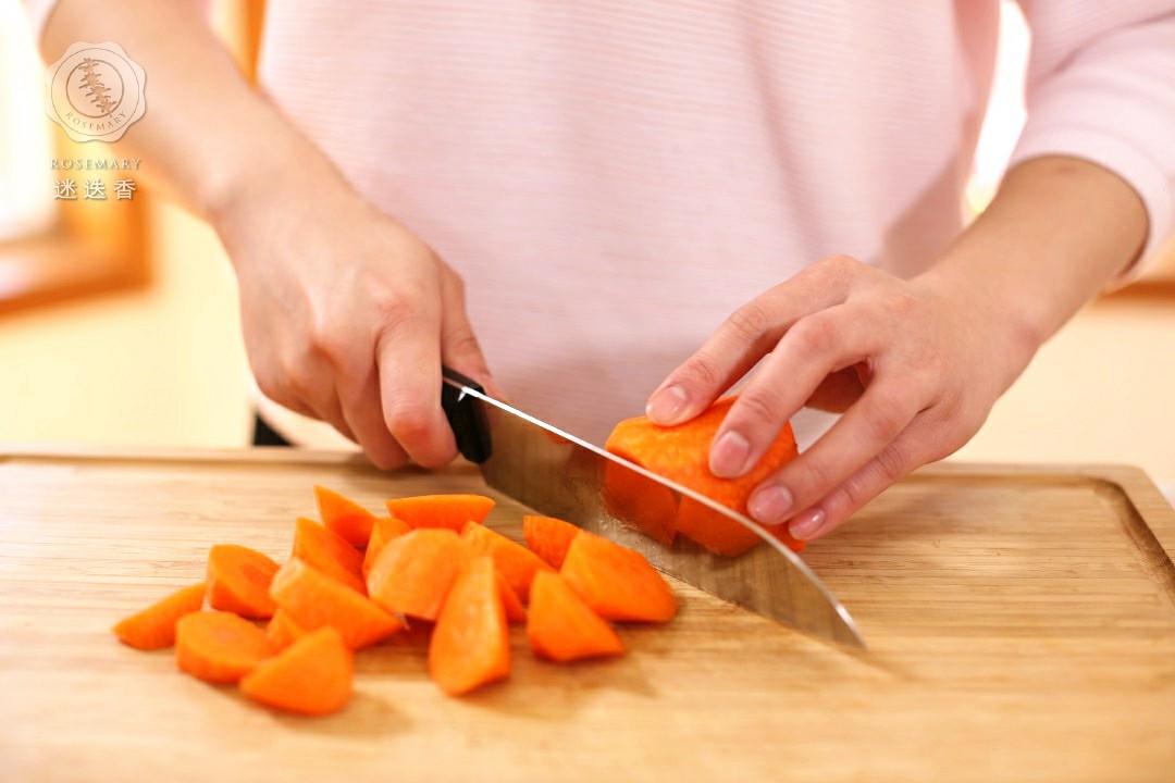 迷迭香：排骨玉米胡蘿蔔湯的做法 步骤2