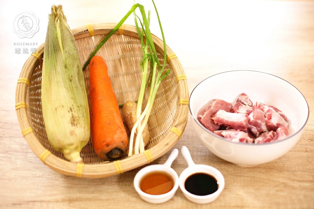 迷迭香：排骨玉米胡蘿蔔湯的做法 步骤1