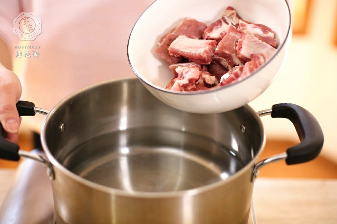 迷迭香：排骨玉米胡蘿蔔湯的做法 步骤5