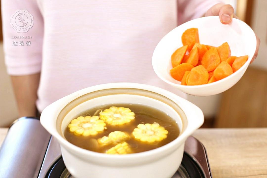迷迭香：排骨玉米胡蘿蔔湯的做法 步骤7