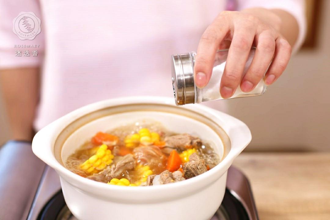 迷迭香：排骨玉米胡蘿蔔湯的做法 步骤8