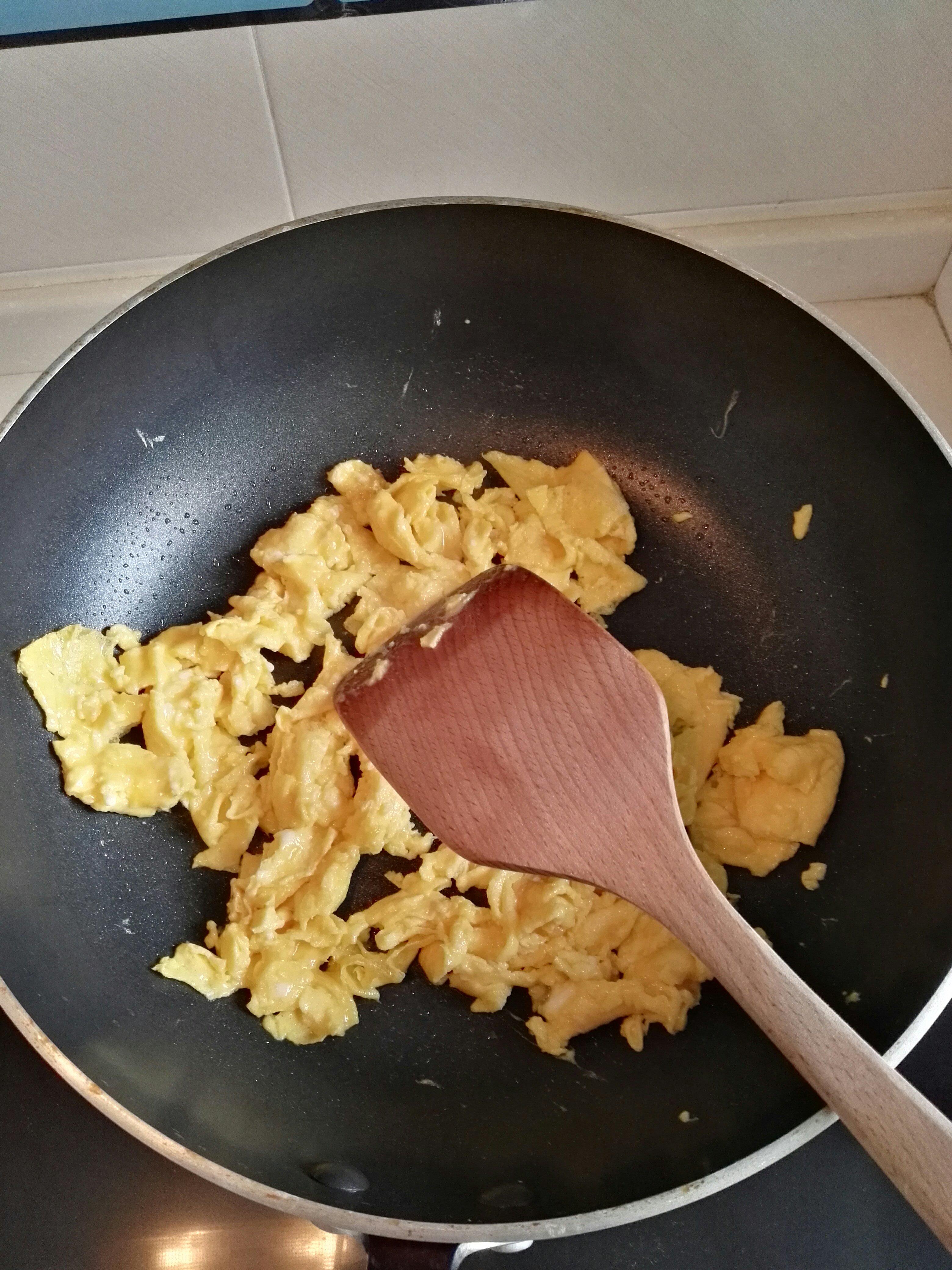 耗油雙菇雞蛋拌麪的做法 步骤1