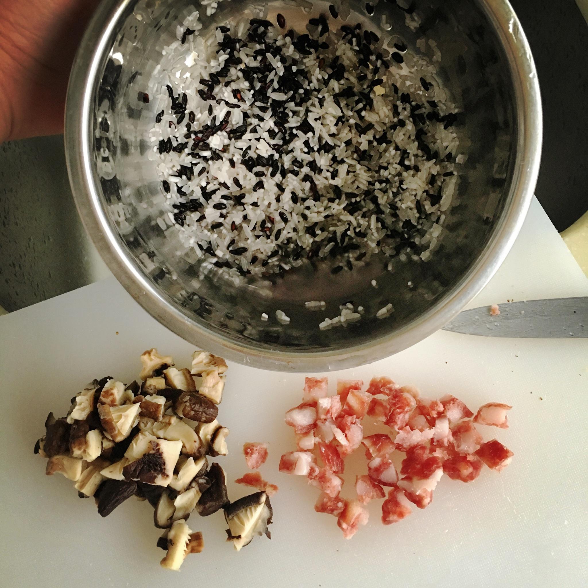 香菇臘腸燜紫米飯的做法 步骤1