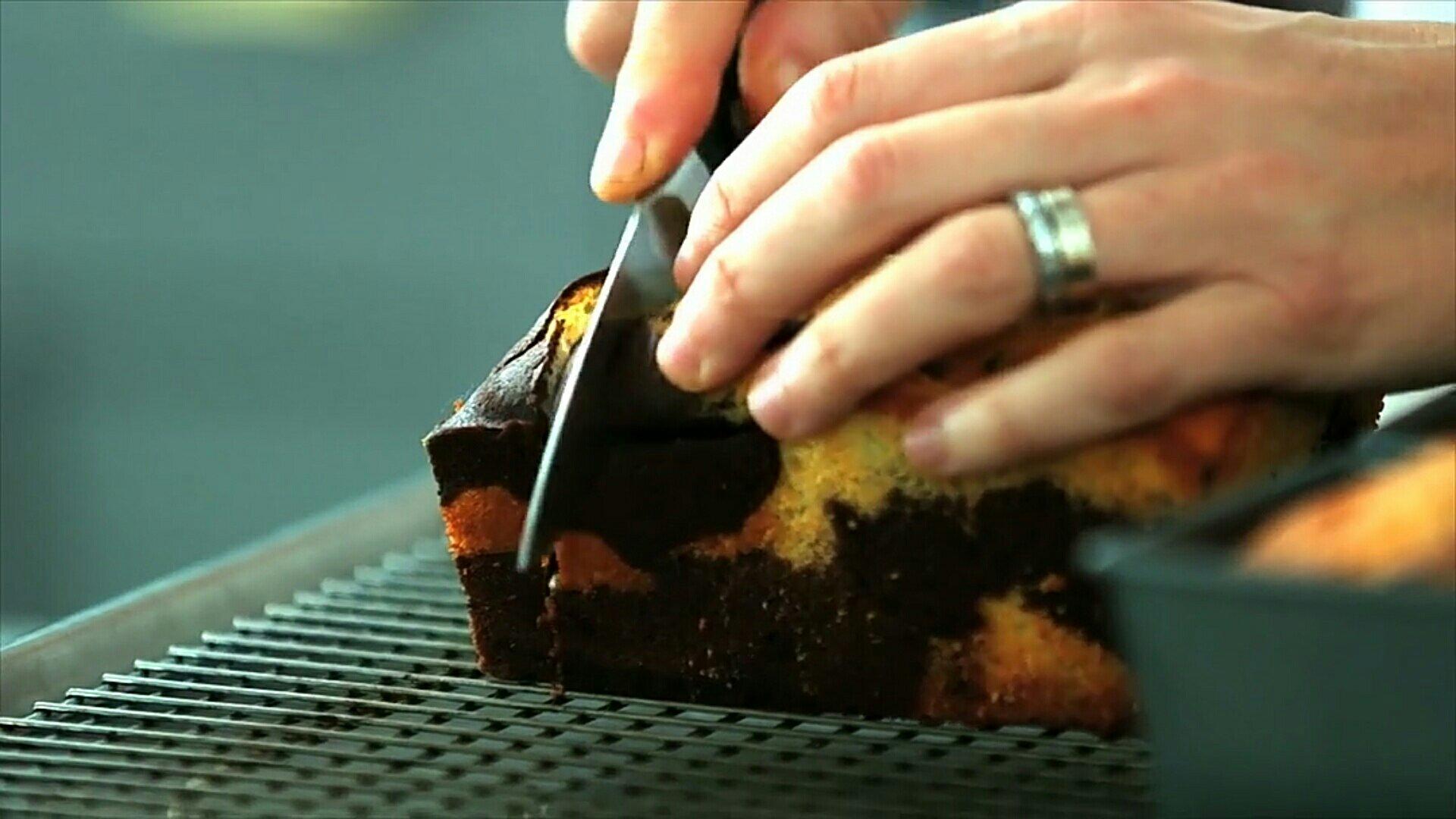 香草巧克力大理石紋磅蛋糕（Martha Stewart）的做法 步骤14