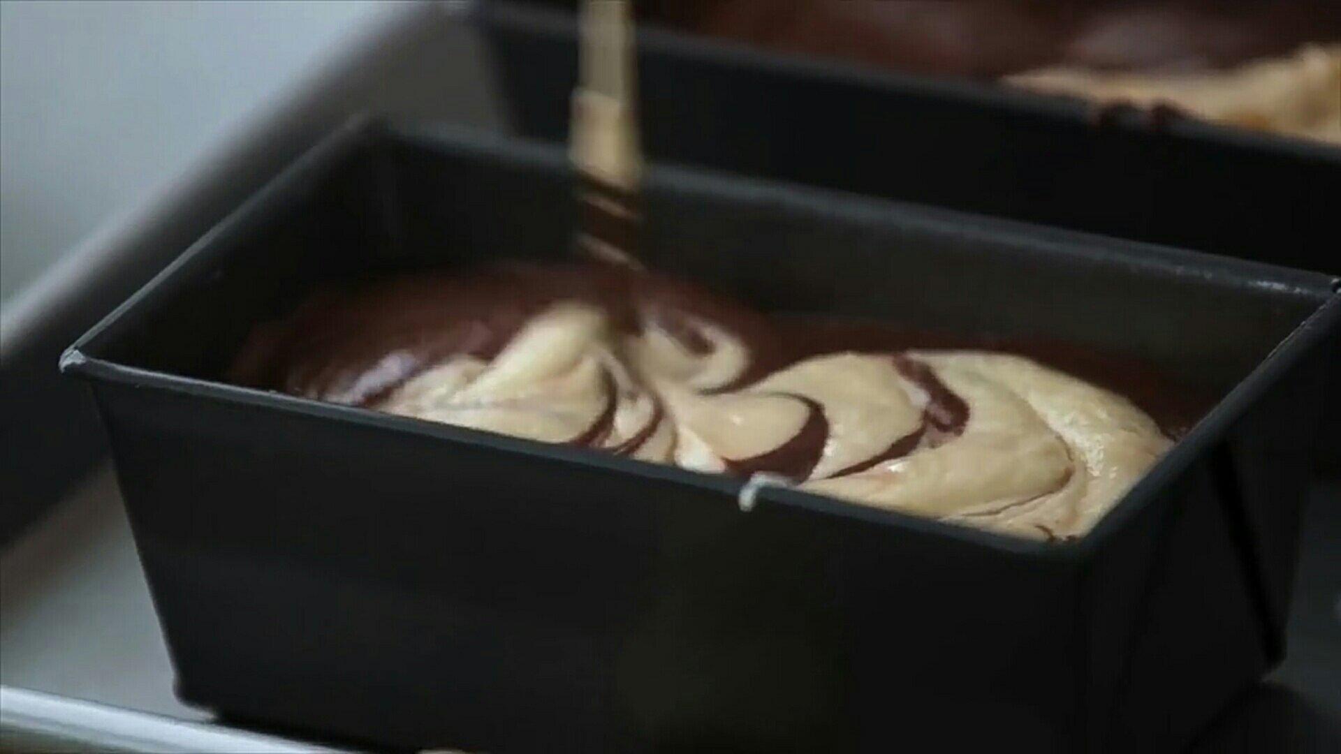 香草巧克力大理石紋磅蛋糕（Martha Stewart）的做法 步骤12