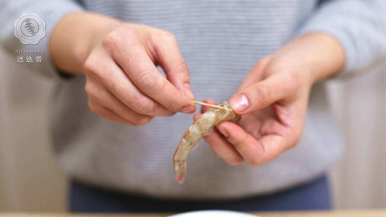 迷迭香：椒鹽大蝦的做法 步骤2