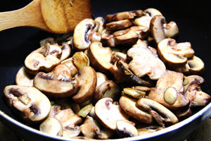 蘑菇燒粉條的做法 步骤2