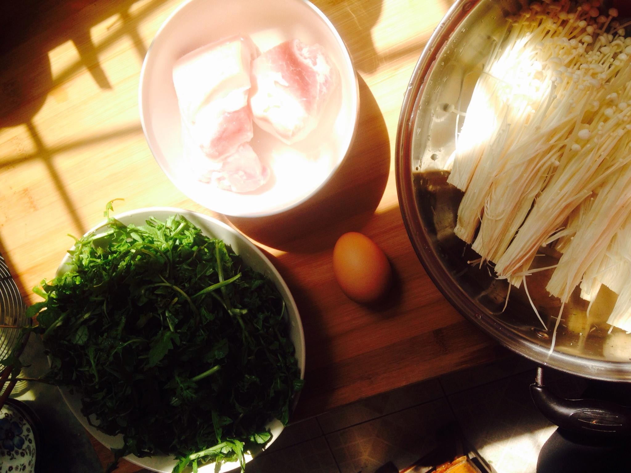 薺薺菜金針菇肉餡餃子的做法 步骤1