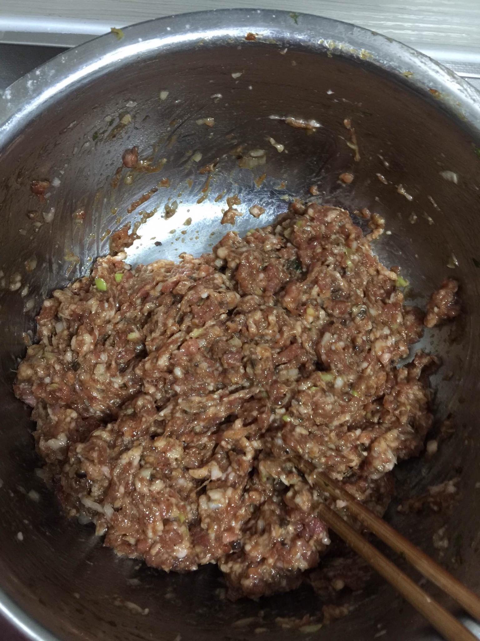 芹菜豬肉餃子的做法 步骤1