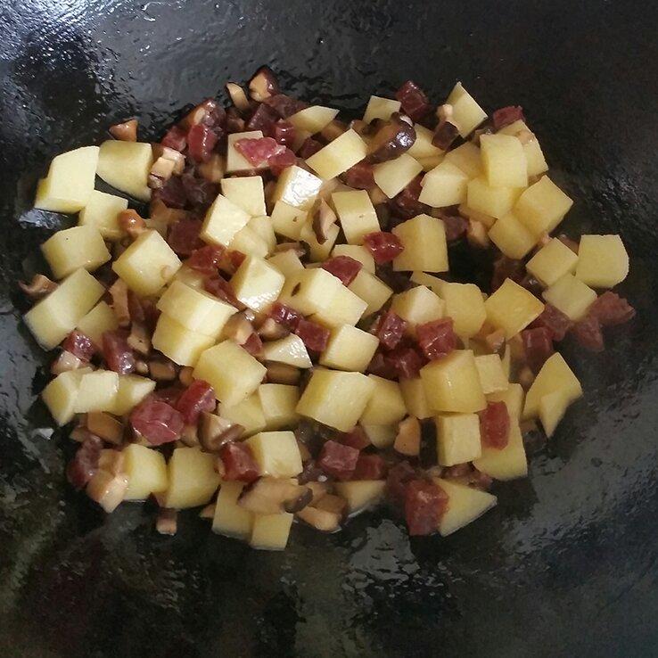 香菇土豆臘腸飯的做法 步骤1