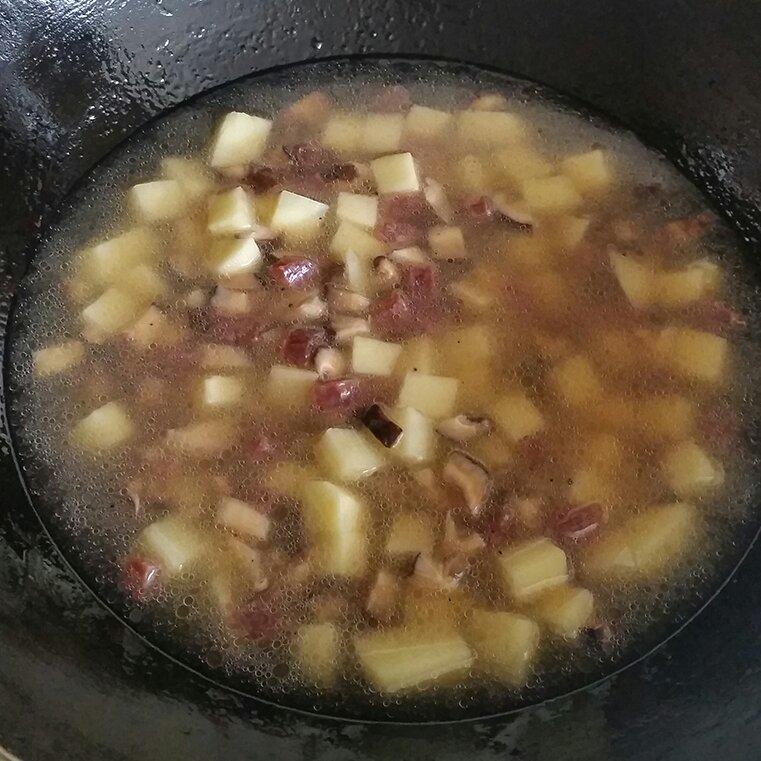 香菇土豆臘腸飯的做法 步骤2