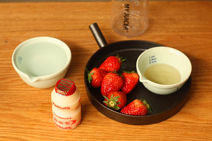 草莓養樂多果汁的做法 步骤1
