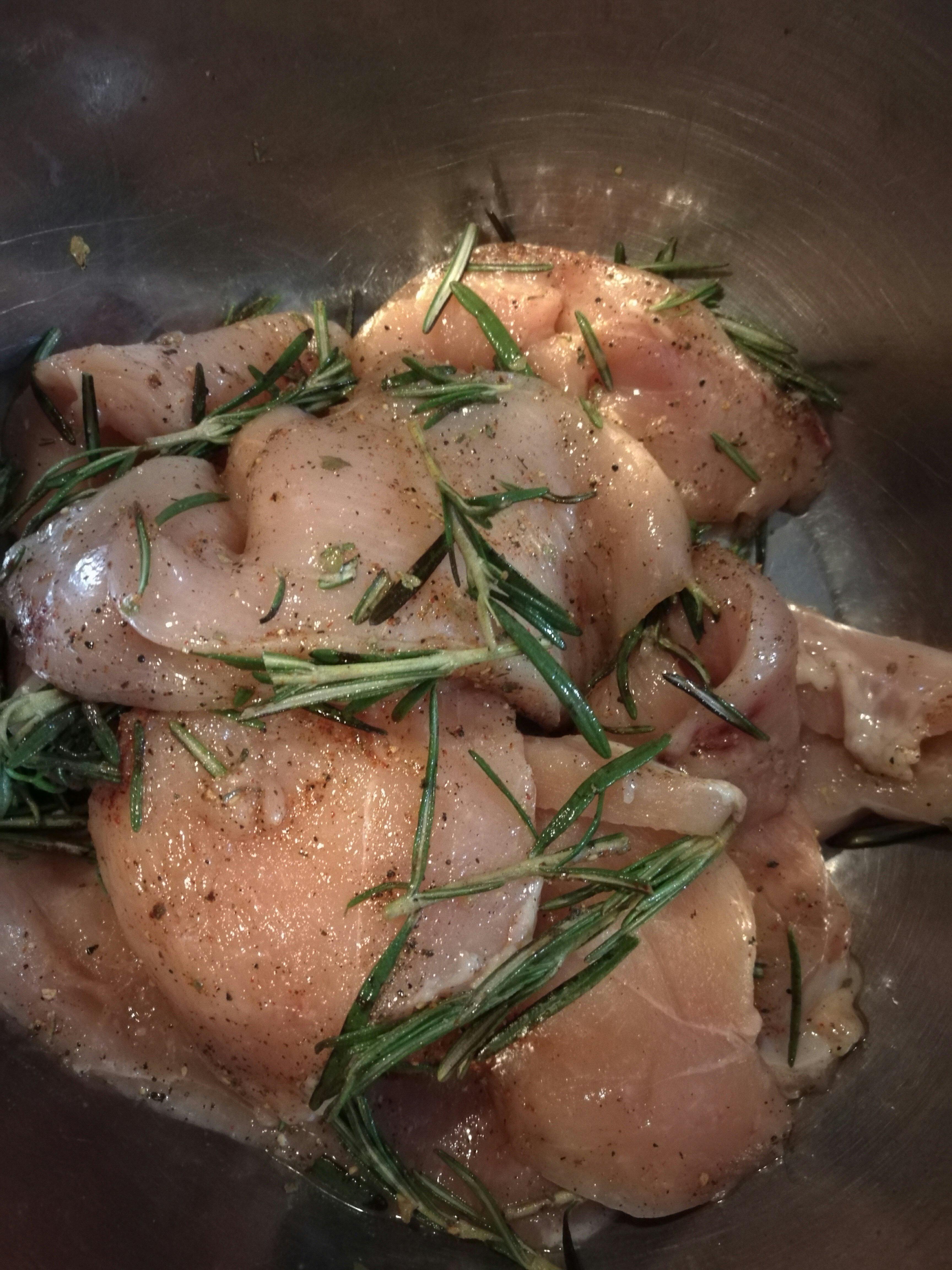 【麥吉減肥菜譜】普羅旺斯烤雞胸肉的做法 步骤1