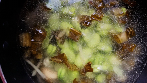 看上去不咋地，其實特鮮美丨酸菜蠶豆湯 · 圓滿素食的做法 步骤2