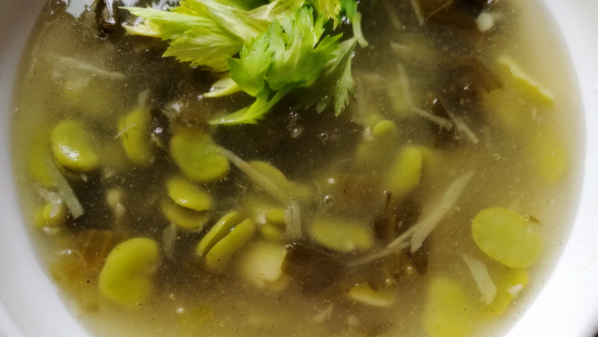 看上去不咋地，其實特鮮美丨酸菜蠶豆湯 · 圓滿素食的做法 步骤4
