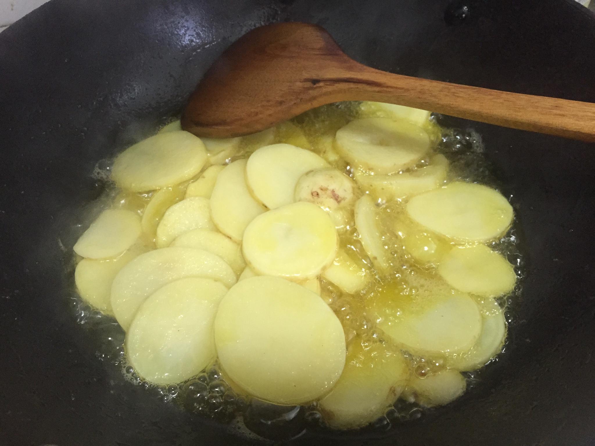 幹鍋土豆香腸的做法 步骤3