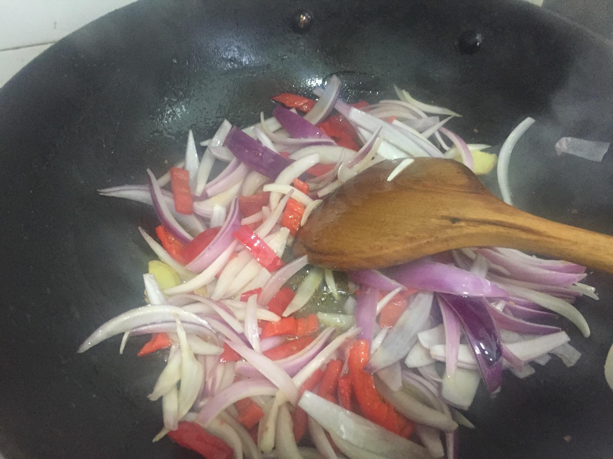 幹鍋土豆香腸的做法 步骤4