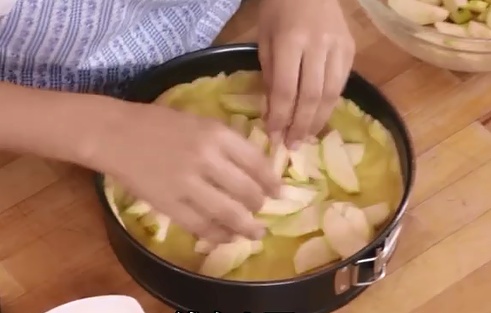 適合烘焙新手的 德國黃油麪碎碎蘋果蛋糕的做法 步骤8