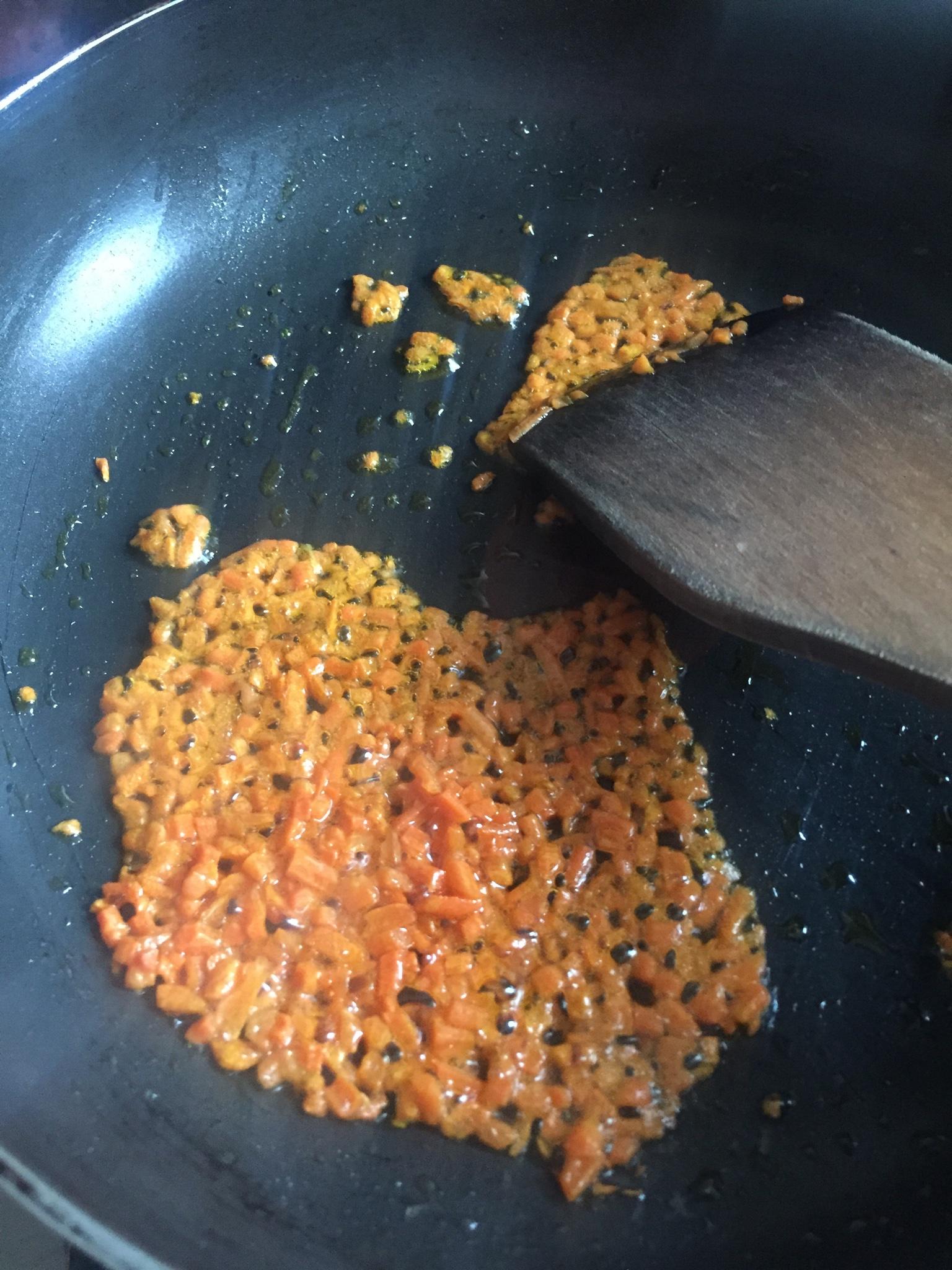 胡蘿蔔雞蛋肉鬆三角飯糰的做法 步骤1