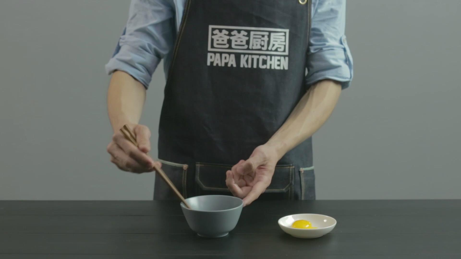 親子丼 | 爸爸廚房 VOL . 146 雞腿 雞蛋 洋蔥 米飯 橄欖油 白糖 料酒的做法 步骤5