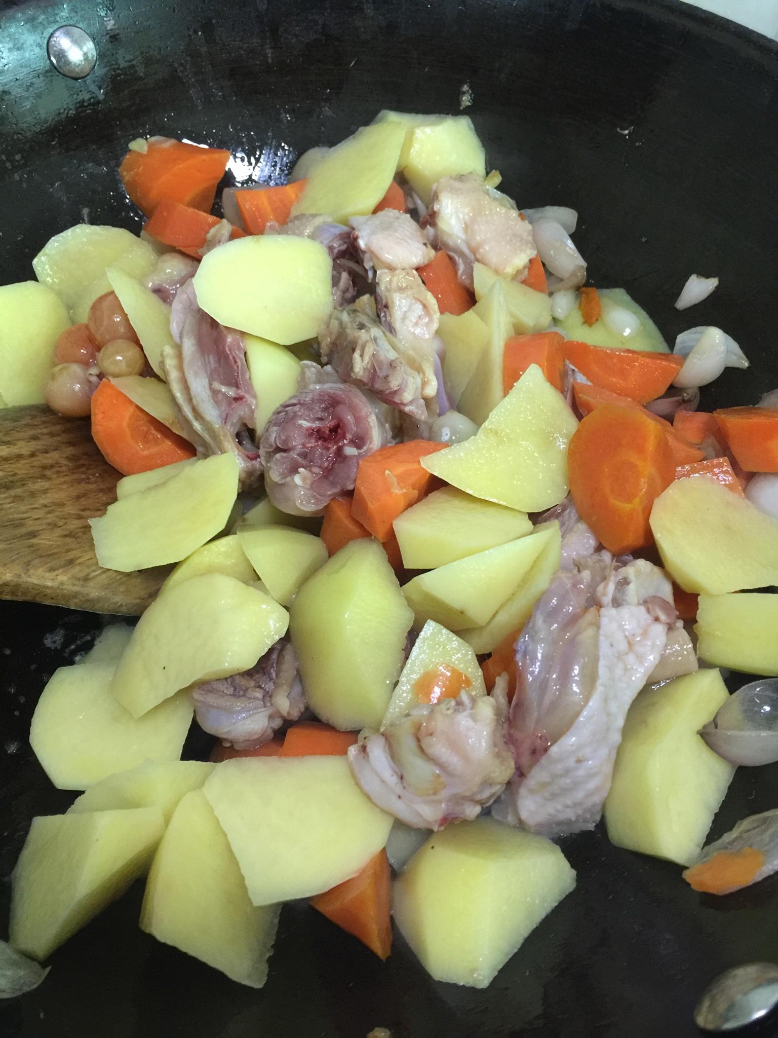 土豆胡蘿蔔咖哩雞的做法 步骤7
