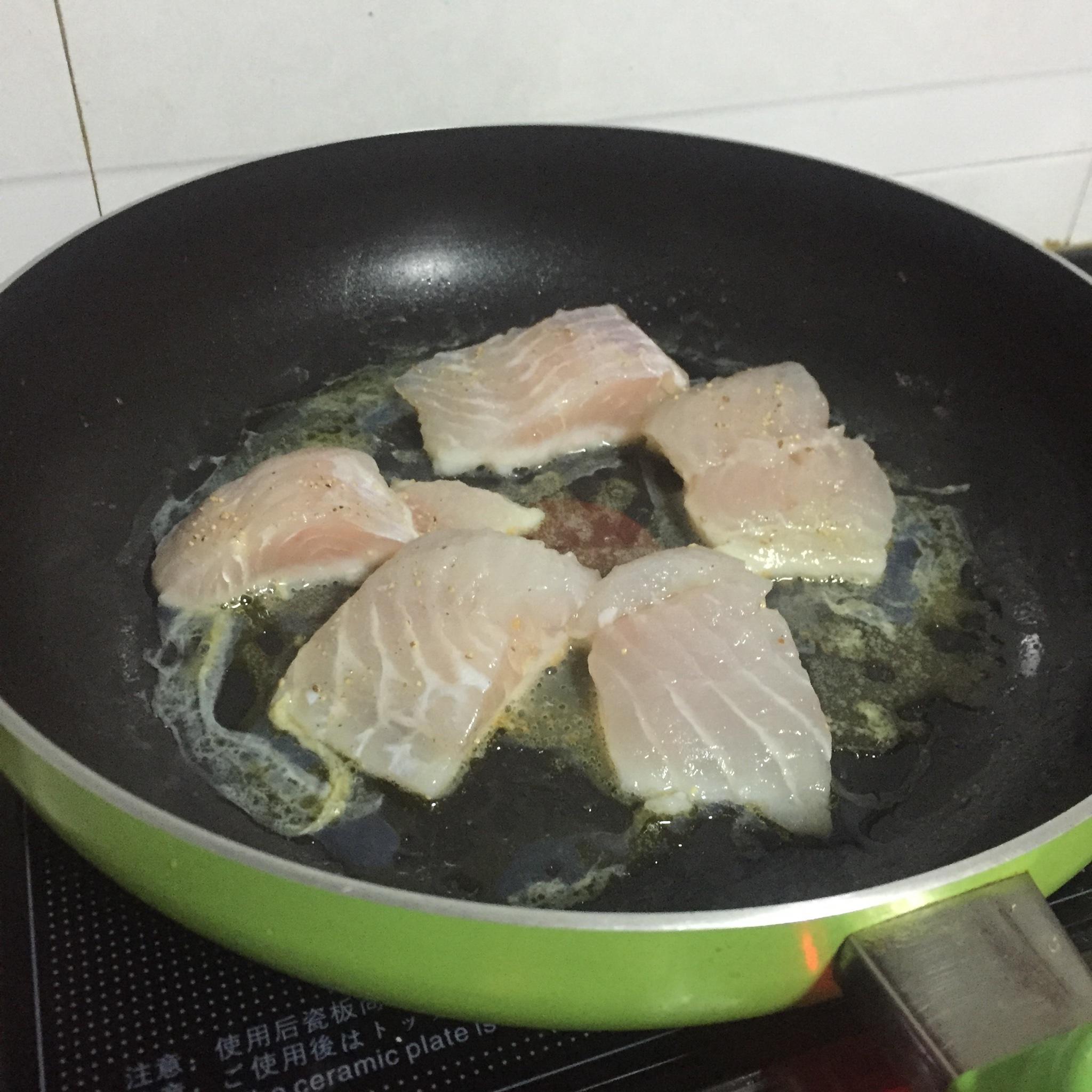 香煎焗芝士龍利魚柳的做法 步骤2