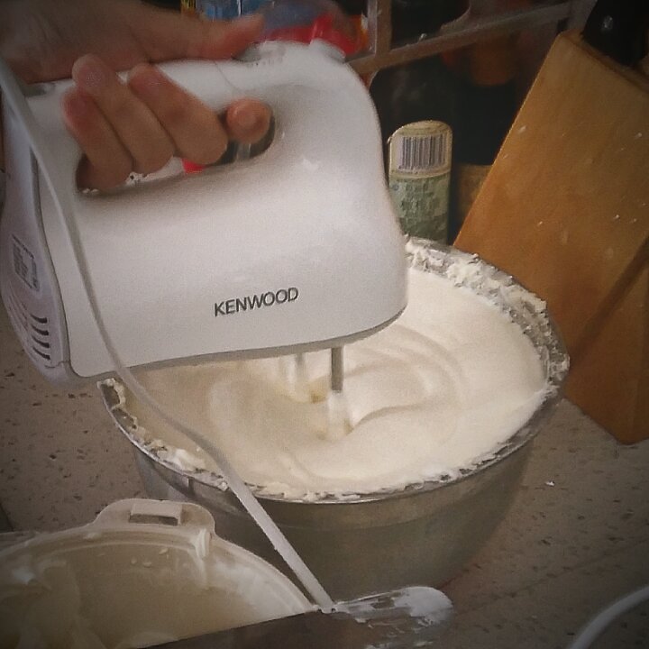 手指餅乾草莓奶油蛋糕的做法 步骤1