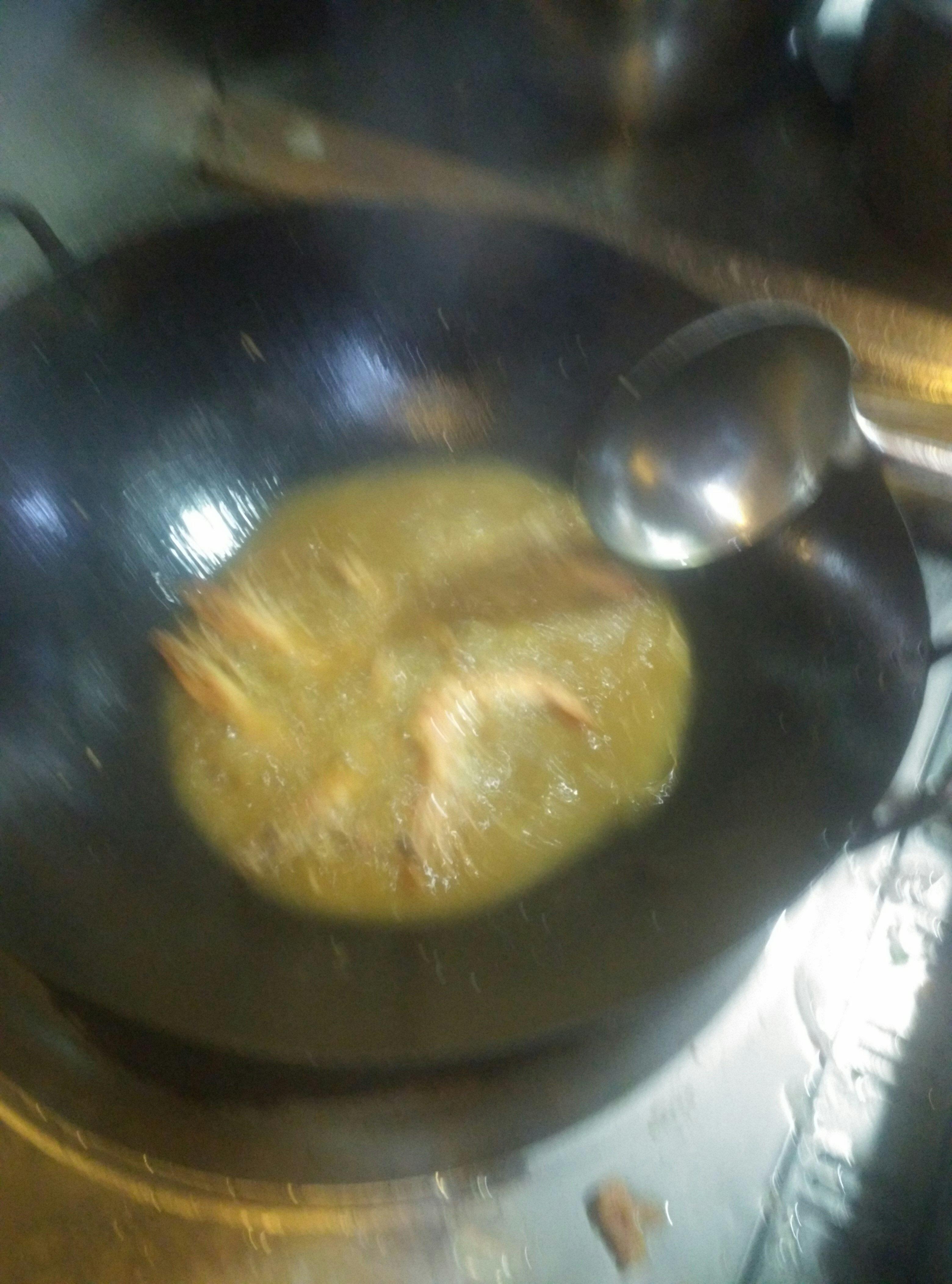 奶香鹹蛋黃大蝦的做法 步骤3