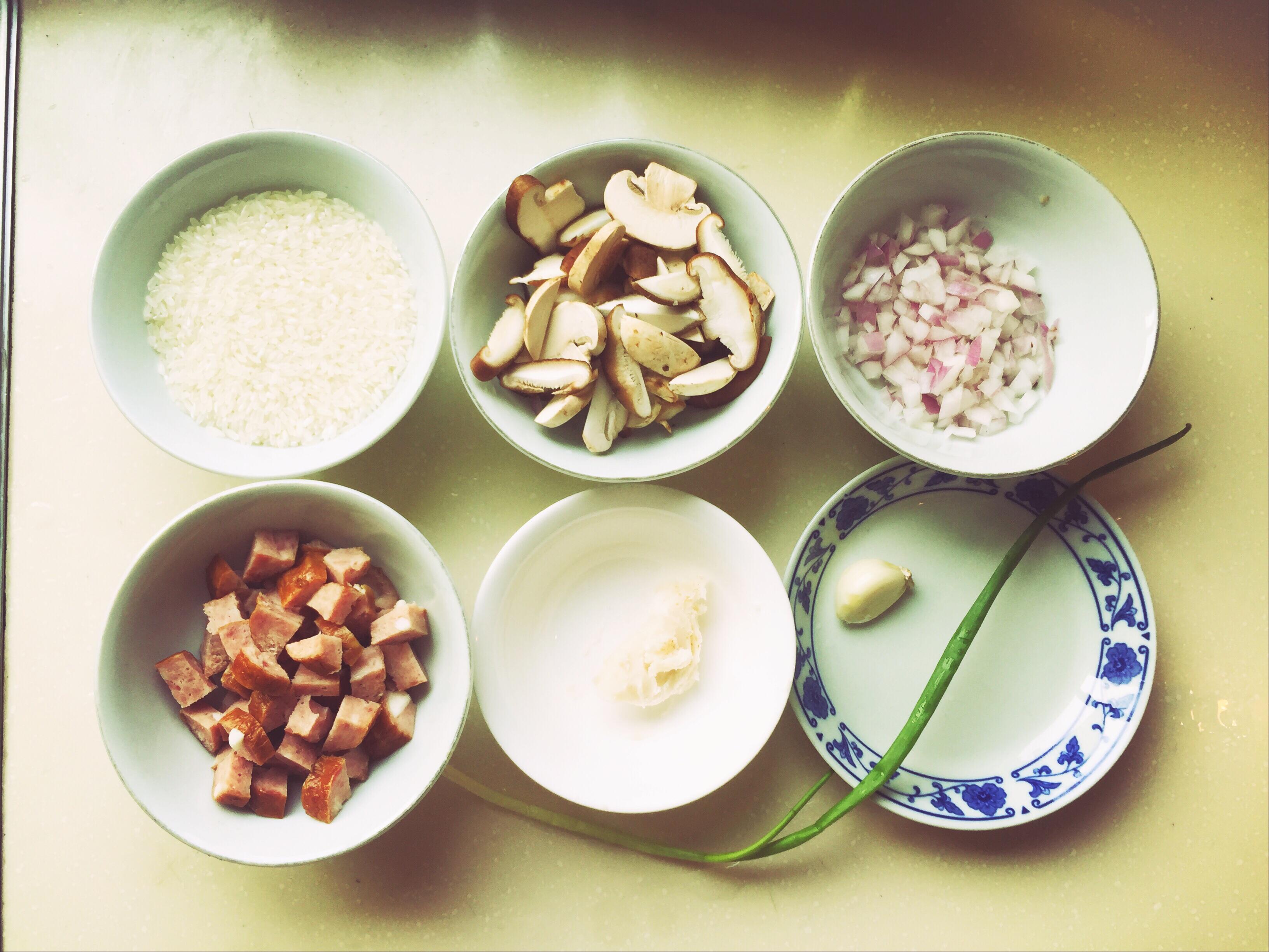 意式燻肉蘑菇燴飯的做法 步骤2
