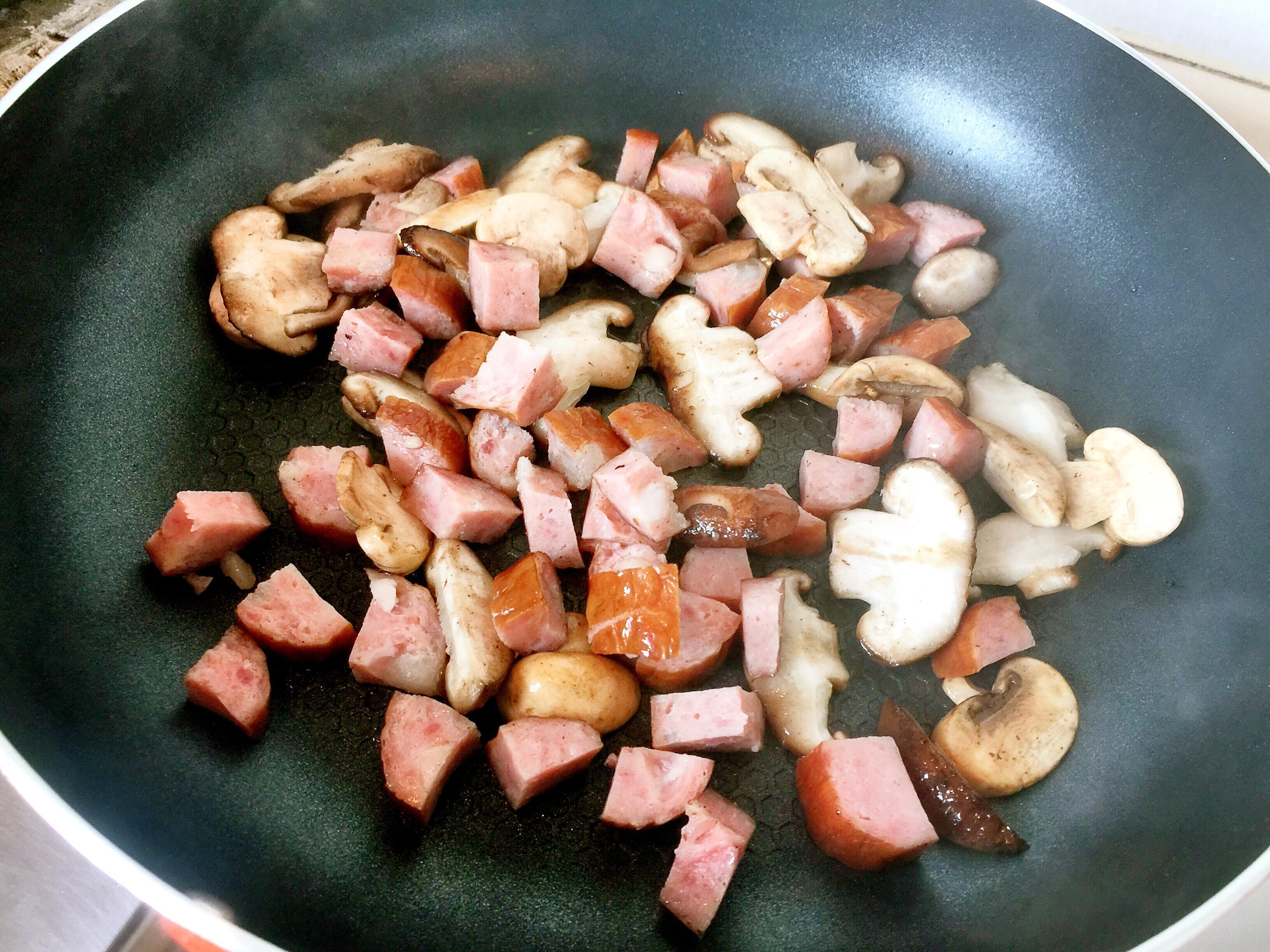 意式燻肉蘑菇燴飯的做法 步骤3