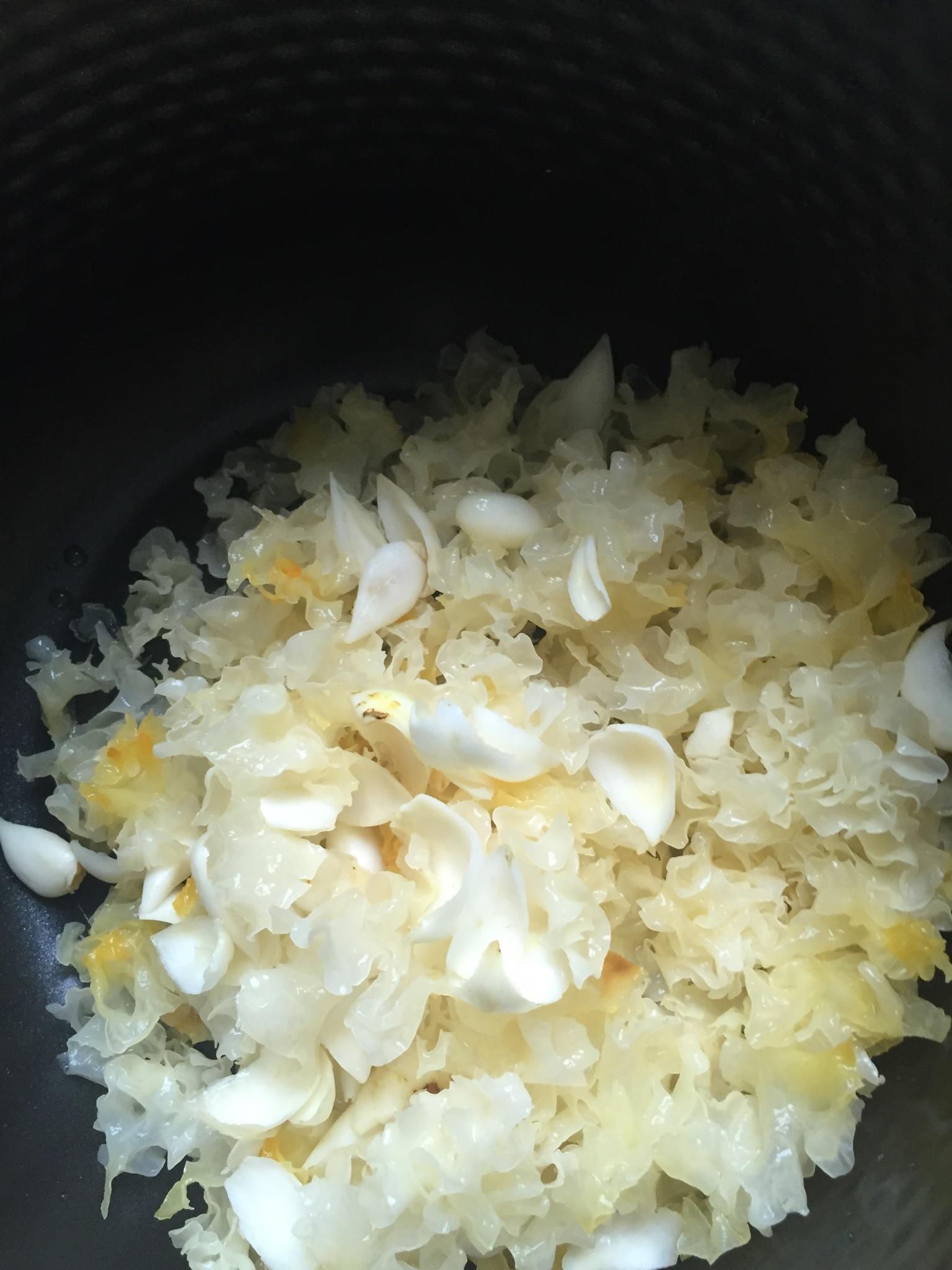 懶人電飯鍋版銀耳百合紅棗湯的做法 步骤3