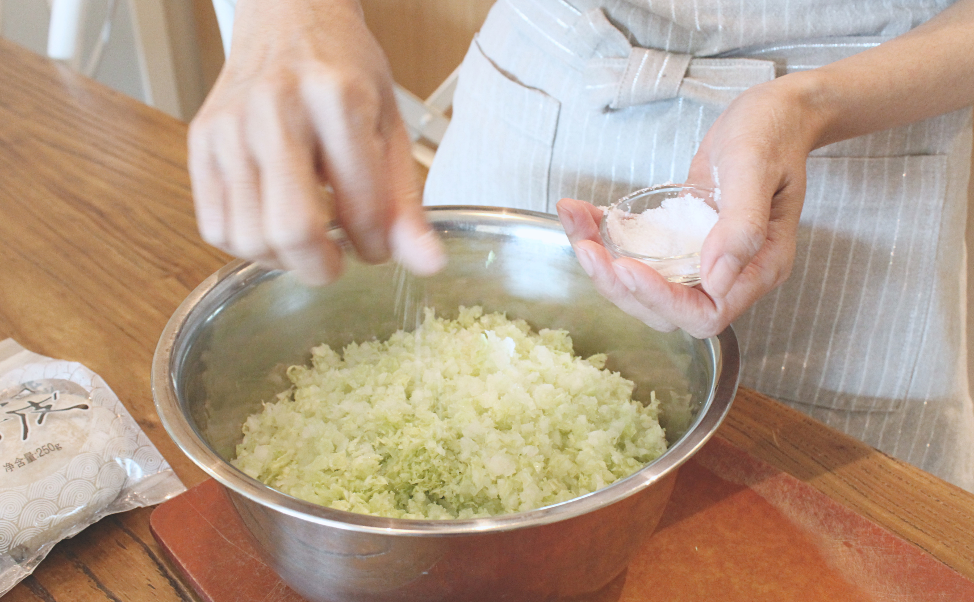 【任性廚房】日本季·鍋裡滋滋作響的日式煎餃的做法 步骤4