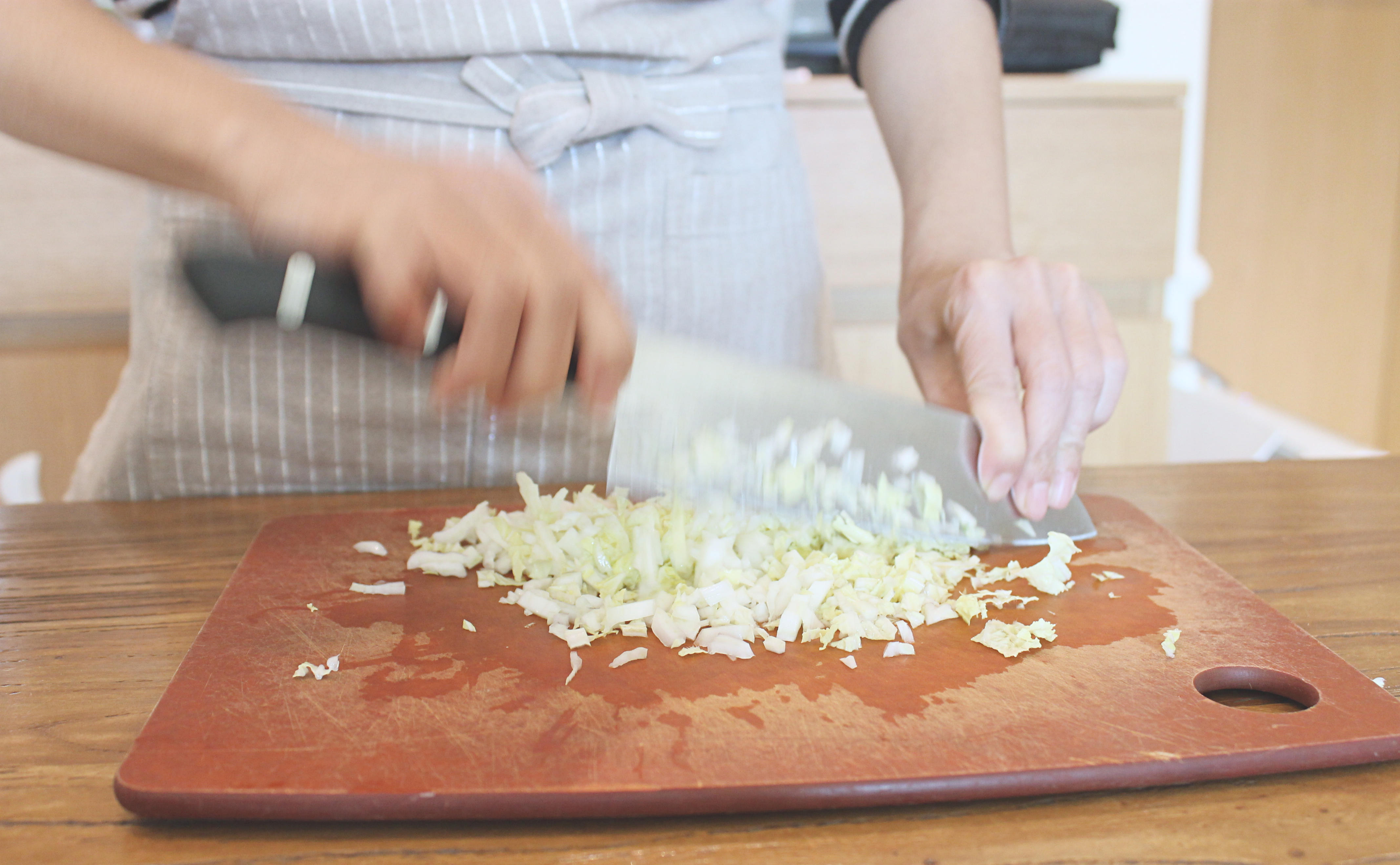 【任性廚房】日本季·鍋裡滋滋作響的日式煎餃的做法 步骤3