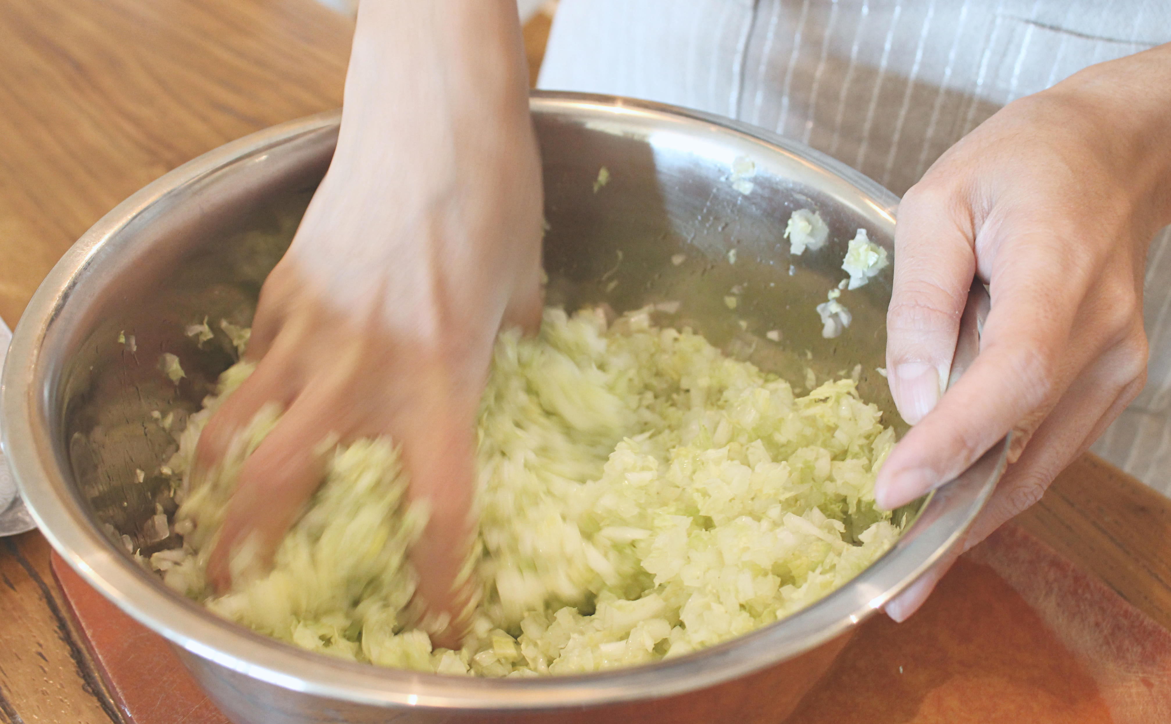【任性廚房】日本季·鍋裡滋滋作響的日式煎餃的做法 步骤5