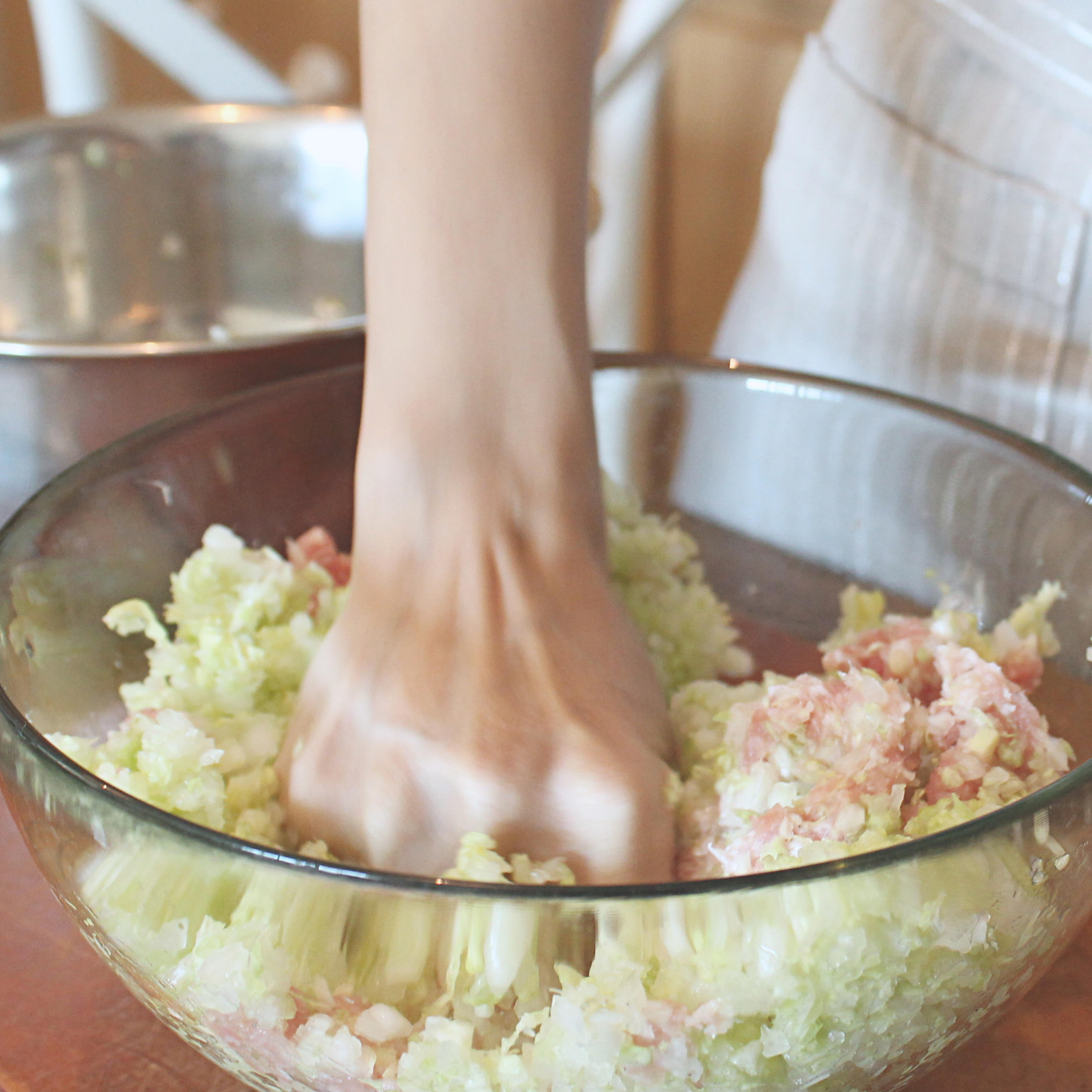 【任性廚房】日本季·鍋裡滋滋作響的日式煎餃的做法 步骤9