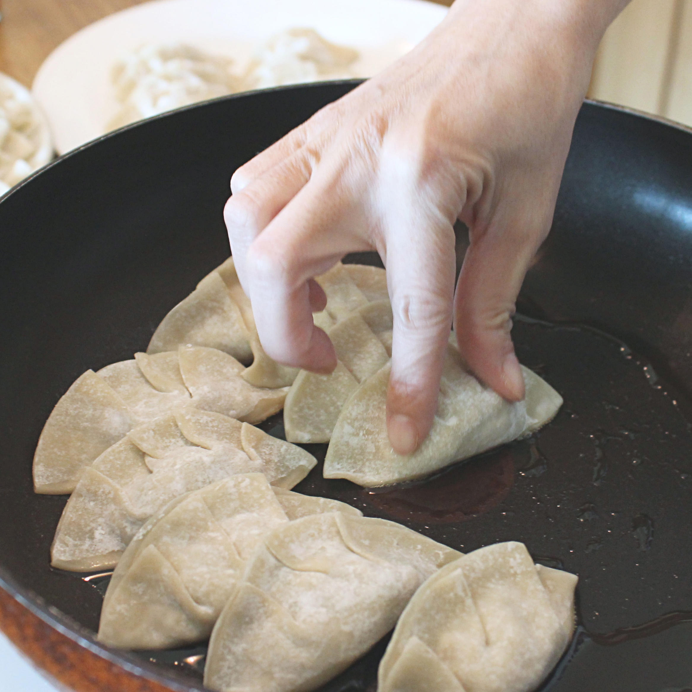 【任性廚房】日本季·鍋裡滋滋作響的日式煎餃的做法 步骤15