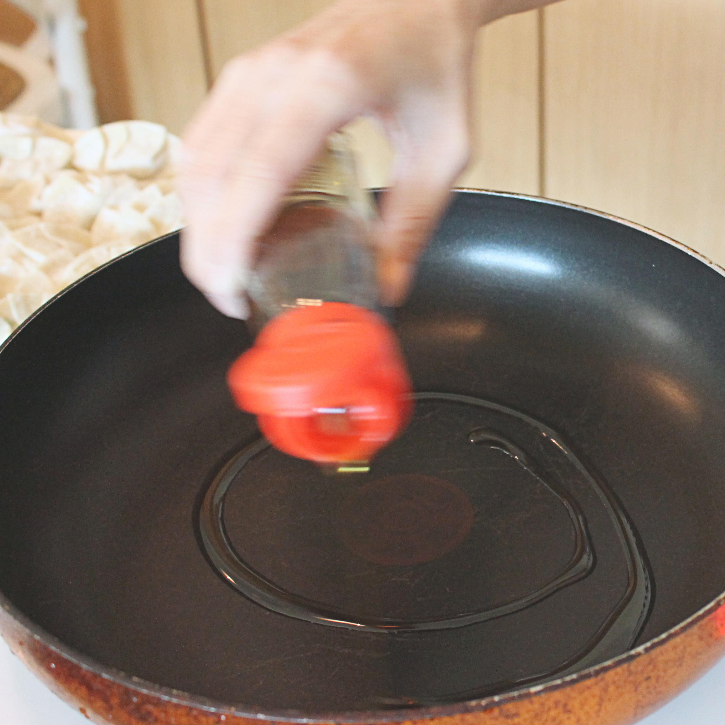 【任性廚房】日本季·鍋裡滋滋作響的日式煎餃的做法 步骤14