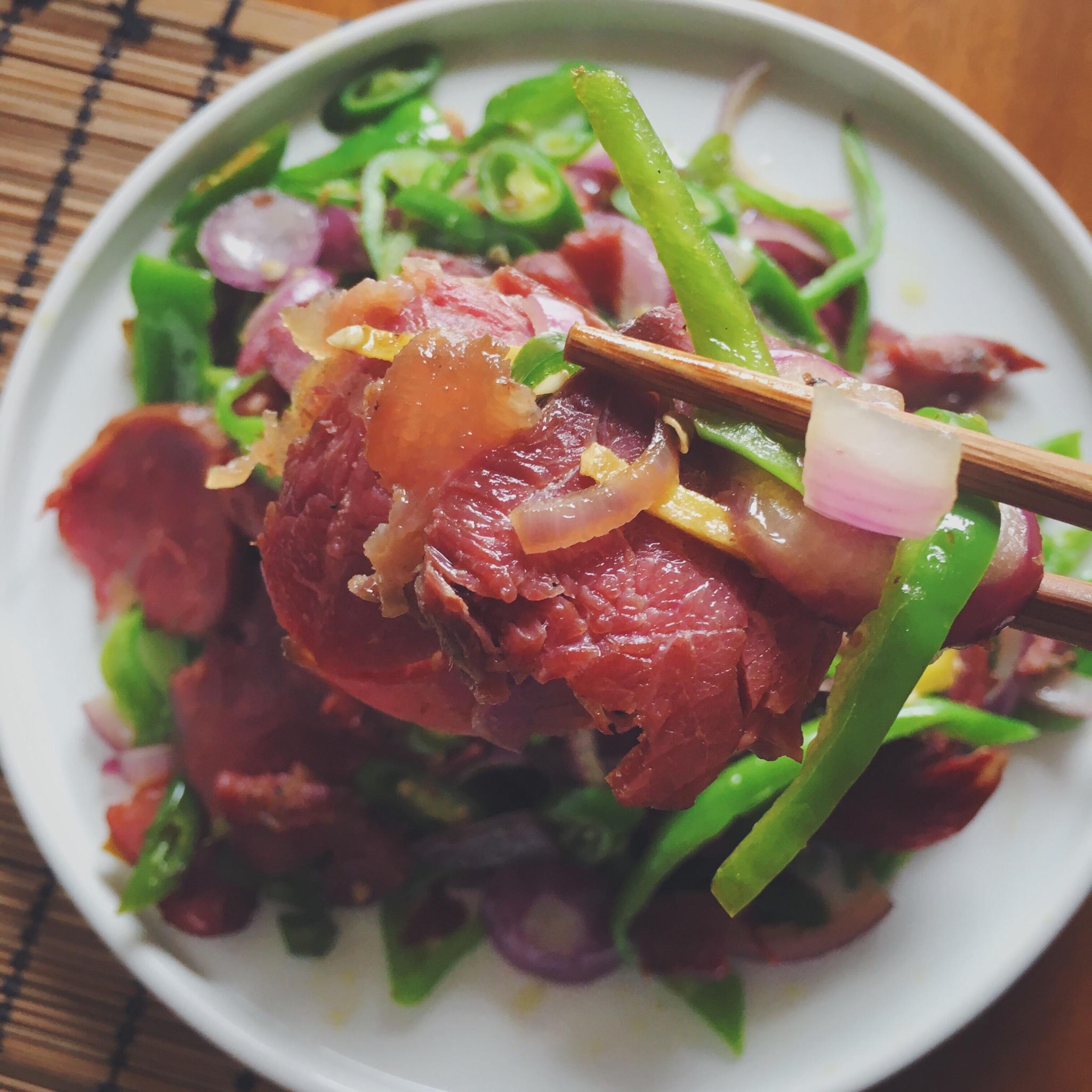 小尖椒炒滷牛肉的做法 步骤2