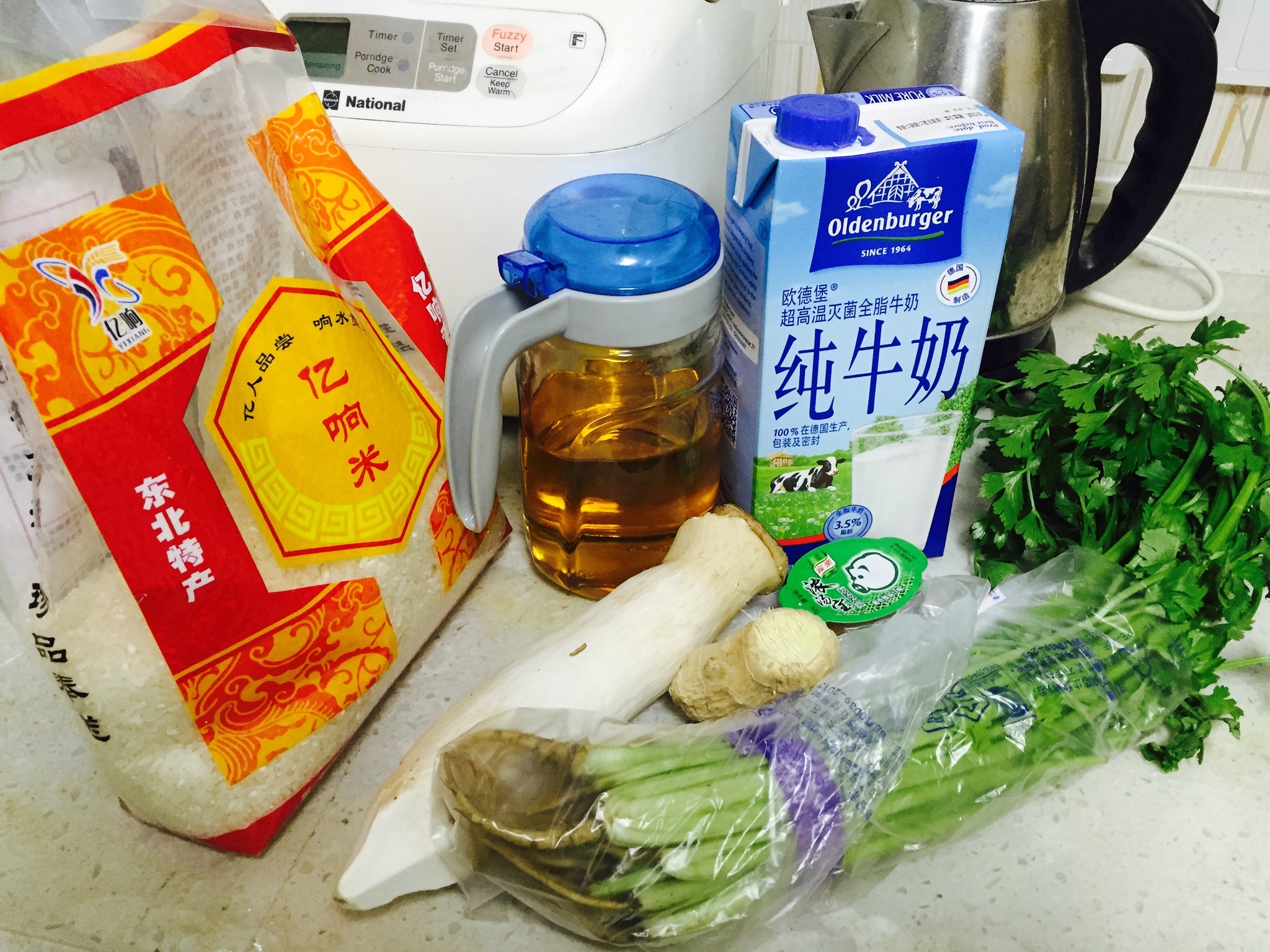 GUGU版潮汕海鮮砂鍋粥的做法 步骤1