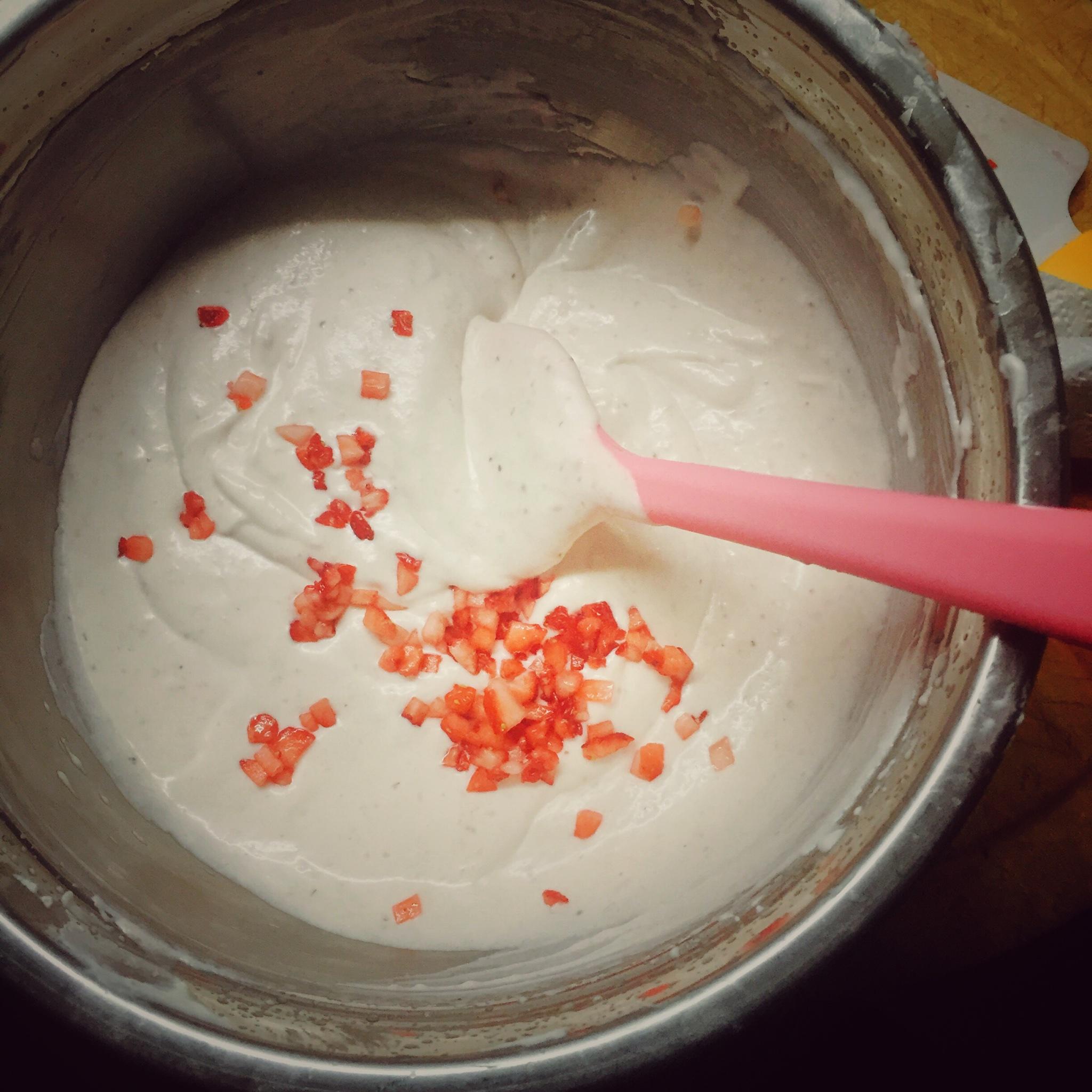 乳酪草莓棉花糖慕斯蛋糕的做法 步骤13