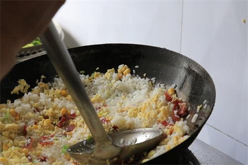 【金字美食廚房】百變火腿石鍋炒飯的做法 步骤2