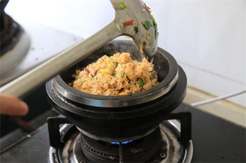 【金字美食廚房】百變火腿石鍋炒飯的做法 步骤3