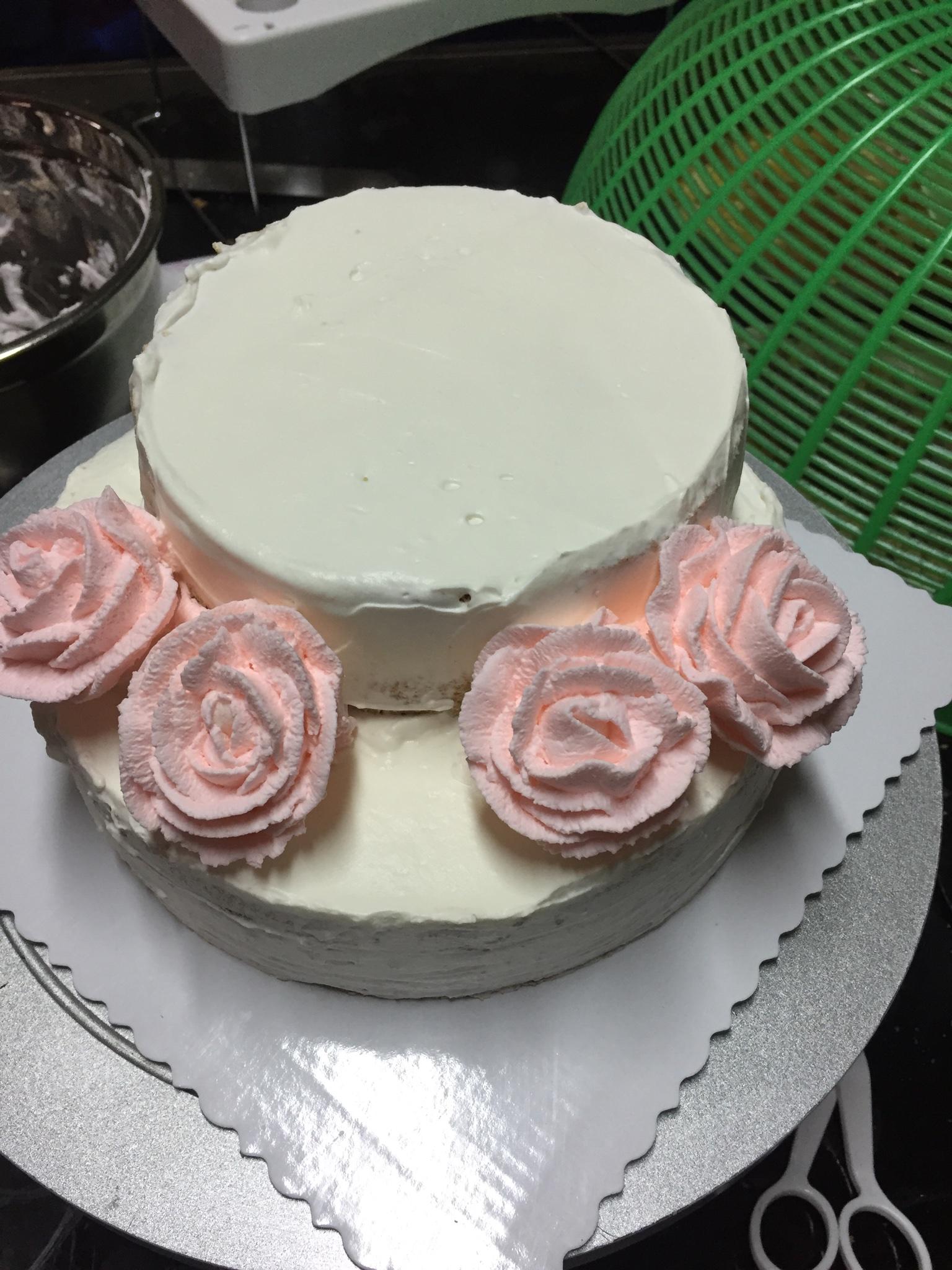 花籃蛋糕，淡奶油做韓式裱花玫瑰的做法 步骤2