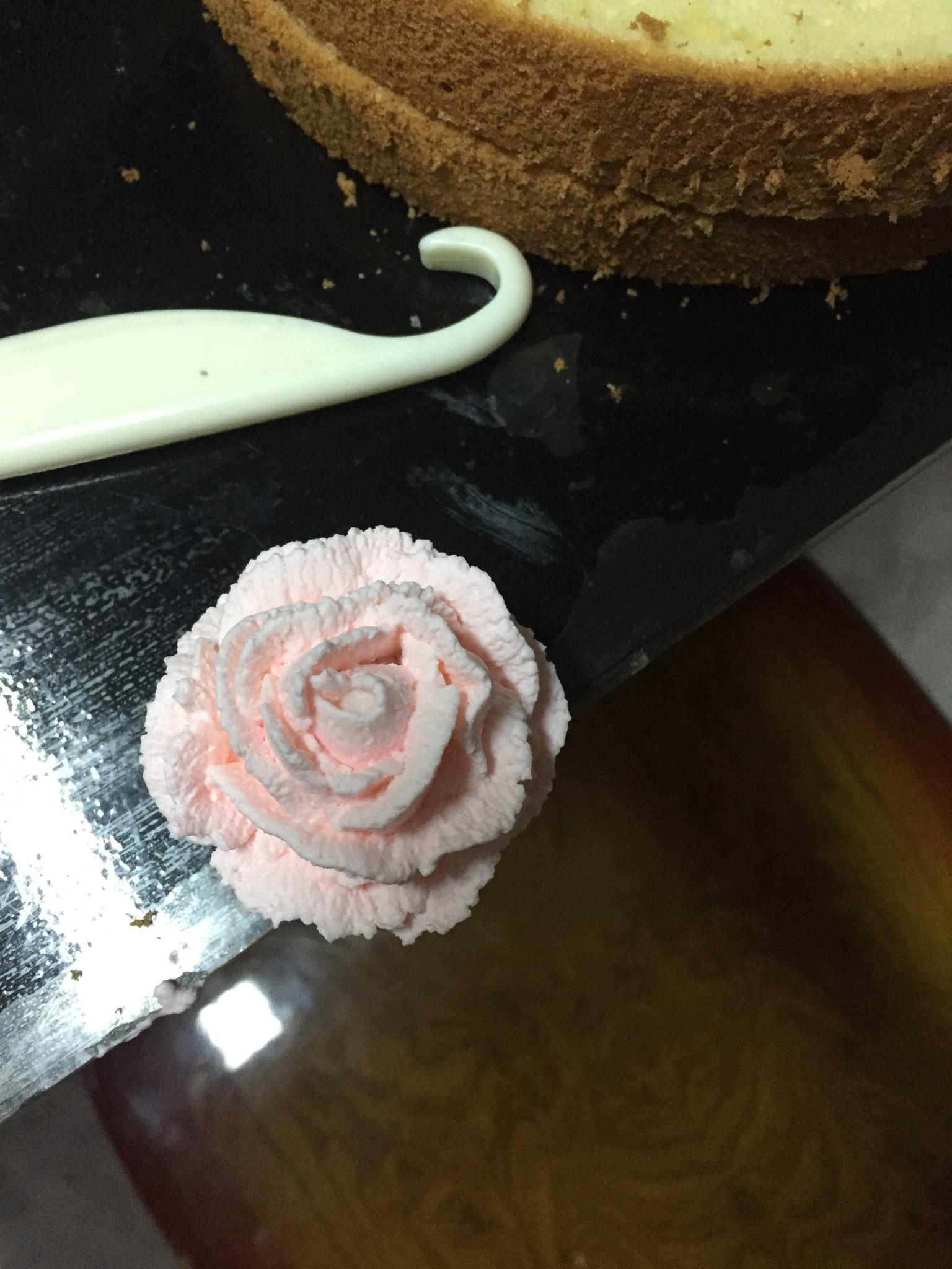 花籃蛋糕，淡奶油做韓式裱花玫瑰的做法 步骤1
