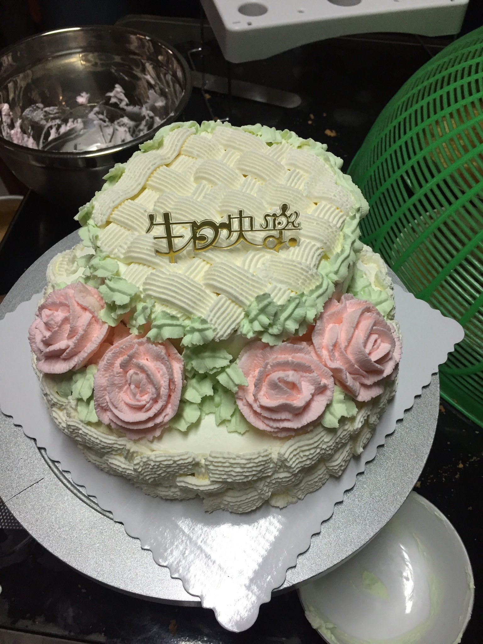 花籃蛋糕，淡奶油做韓式裱花玫瑰的做法 步骤4