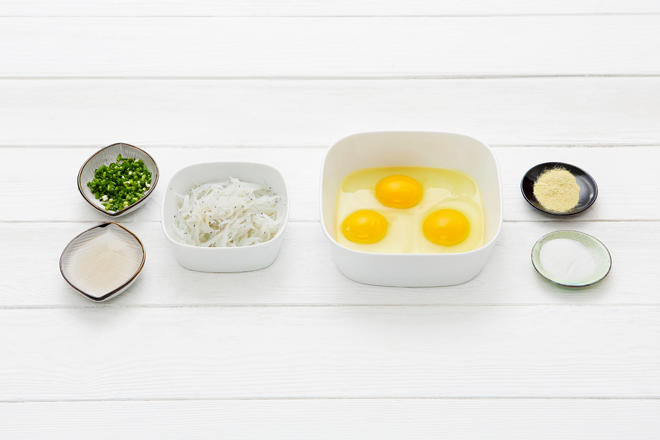 【春播主廚張朝輝】銀魚煎蛋的做法 步骤1