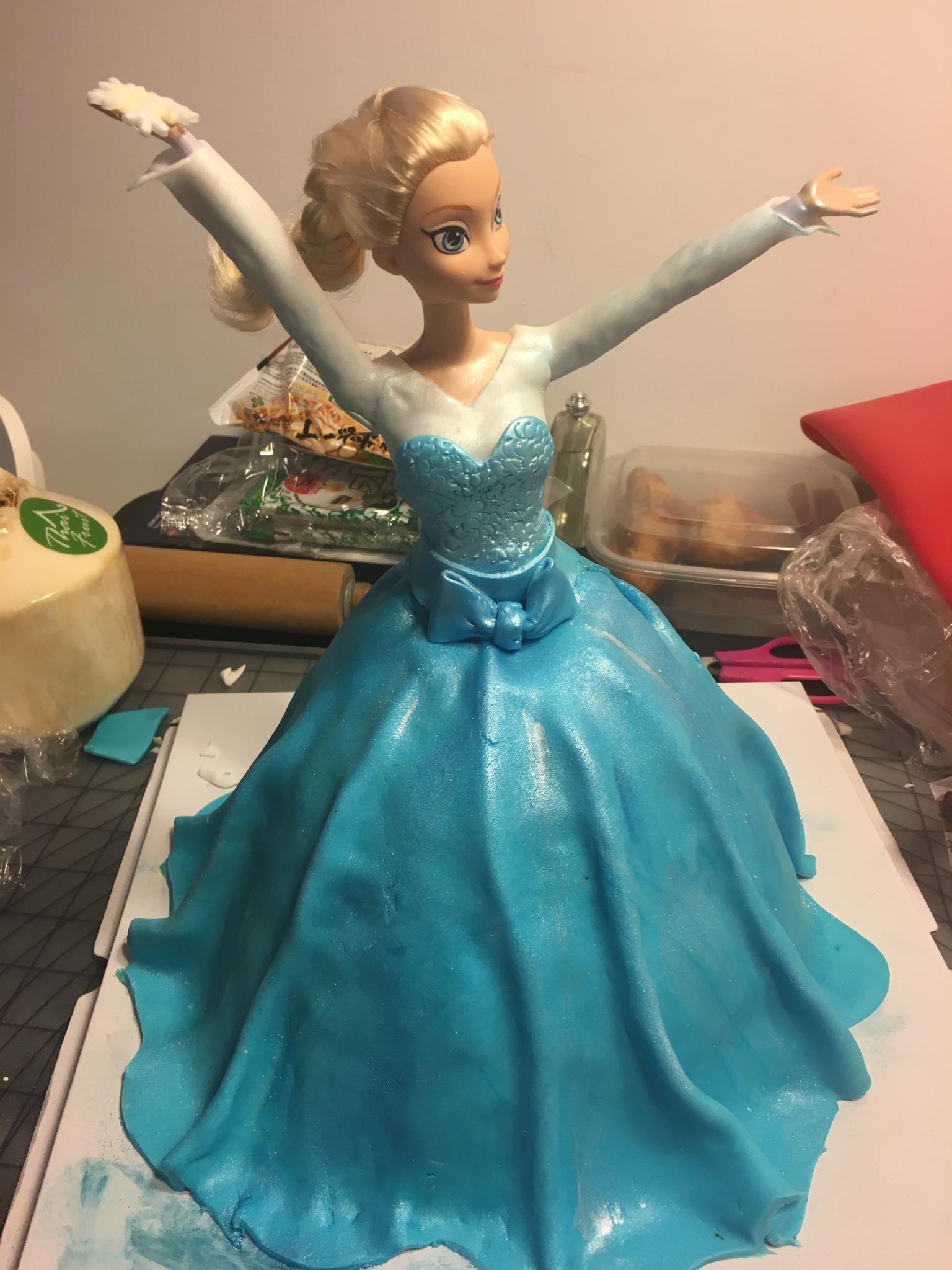翻糖芭比娃娃蛋糕 冰雪奇緣艾莎公主蛋糕 翻糖雙層週歲蛋糕的做法 步骤50